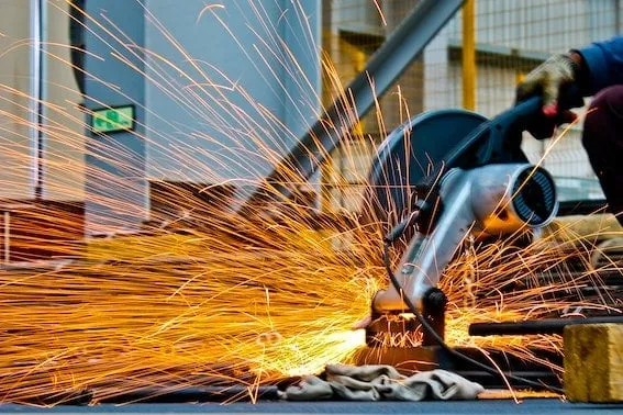 Ποιοι είναι οι κίνδυνοι της εργασίας χωρίς ωτοασπίδες;